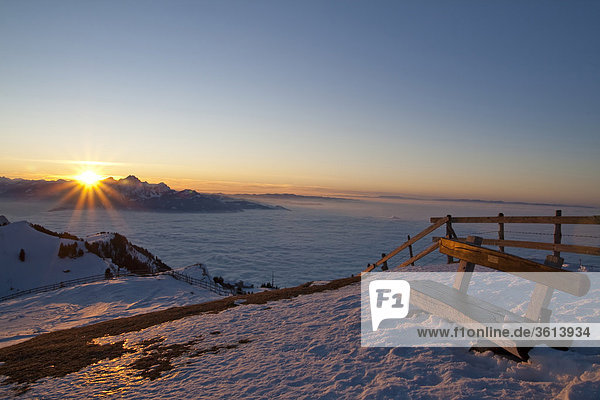 Berg Winter Berggipfel Gipfel Spitze Spitzen Himmel Meer Nebel Alpen Schweiz Vierwaldstättersee