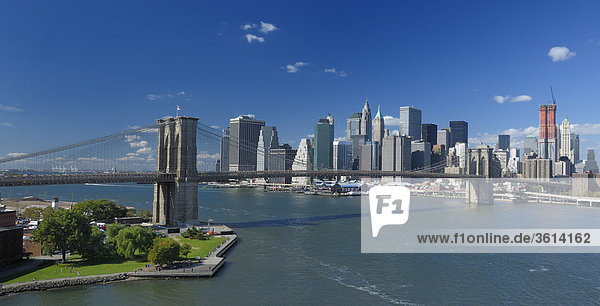 Blick auf Brooklyn Bridge und Financial District East River  Manhattan  New York  New York  USA