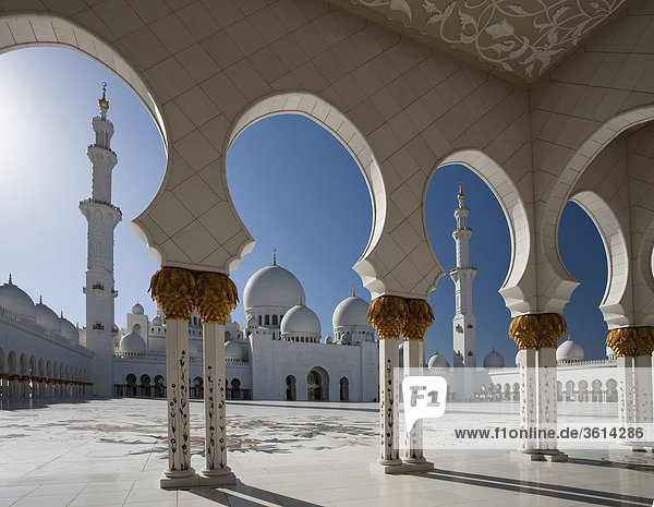 Sheikh Zayed Moschee  Kuppeln  Minarett  Turm  Turm  Islam  Moschee  Religion  Säulen  Abu Dhabi  Vereinigte Arabische Emirate  Vereinigte Arabische Emirate  Mittlerer Osten  Kurve  Frau  Frau  Schleier  Reisen  Sehenswürdigkeit  Wahrzeichen