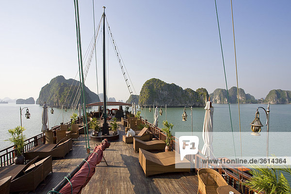 Vietnam  Asien  Fernost  Halong Bay  Cliff Formation  Rock  Klippe  Küste  Boot  Schiff  kulturelle Erbe von Welt  Unesco  Reisen  Sehenswürdigkeit  Wahrzeichen