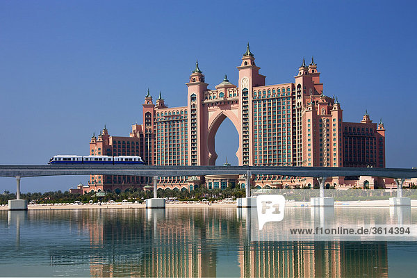 Dubai  Vereinigte Arabische Emirate  Mittlerer Osten  Vereinigte Arabische Emirate  Abend  Jumeirah  Atlantic Hotel  Arabisch Arch  Gate  Kurve  Meer  Wasser  Nahost  Reisen  Sehenswürdigkeit  Wahrzeichen