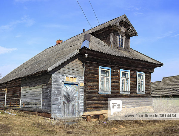 blauer Himmel wolkenloser Himmel wolkenlos Europa europäisch Tradition Wohnhaus Gebäude Architektur Osteuropa Russland russisch