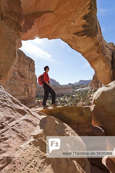 Frau unter der Hickman Bridge Capitol Reef Nationalpark Utah USA