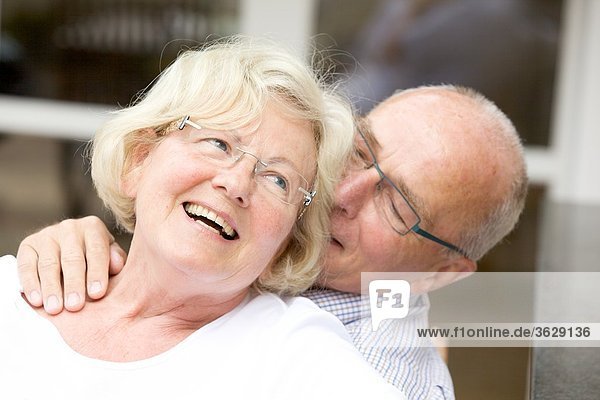 Glückliches Seniorenpaar im Freien  Portrait