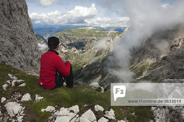 Wanderer mit Ausblick zum Schlern  Dolomiten  Südtirol  Italien  Europa