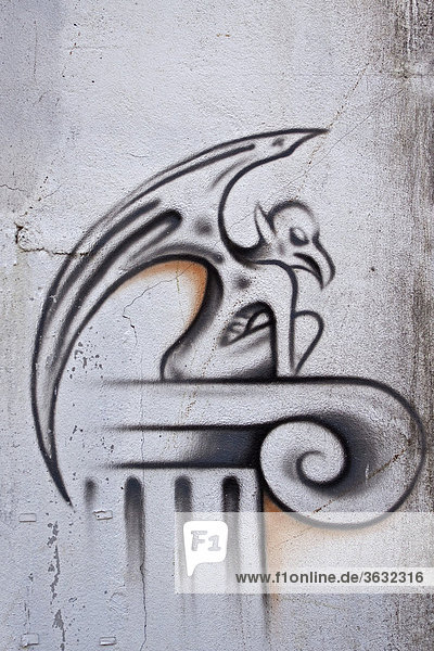 Fabelwesen  Dämon mit Flügeln aus der Hölle  Graffiti an einer Hauswand
