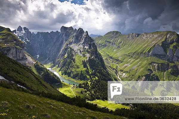 Wetterstimmung  Lichtstimmung am Fälensee zwischen Hundsteingrat und Roslen-Saxer First im Alpsteingebiet  Brülisau  Kanton Appenzell Innerrhoden  Schweiz  Europa