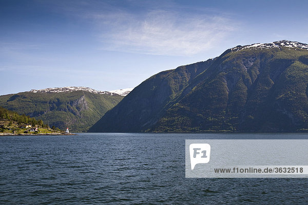 Bei der Überfahrt über den _rdalsfjord von Fodnes nach Mannheller mit Blickrichtung Vaerdalsfjord  Norwegen  Skandinavien  Europa