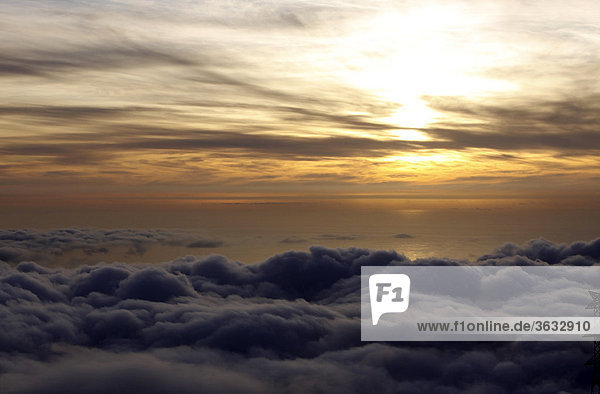 Sonnenuntergang über den Wolken  hinten das Meer  Atlantischer Ozean  Madeira  Portugal  Europa
