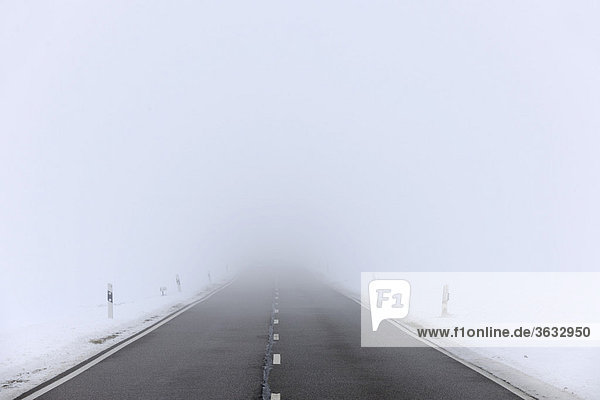 Landstraße im Winter bei starkem Nebel