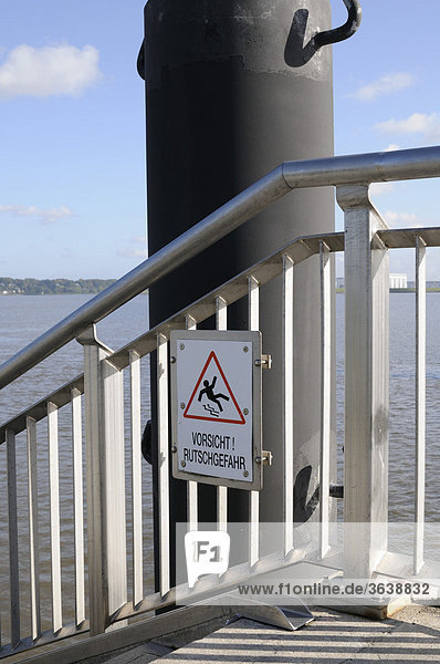 Schild Vorsicht Rutschgefahr im Hamburger Hafen  Deutschland  Europa
