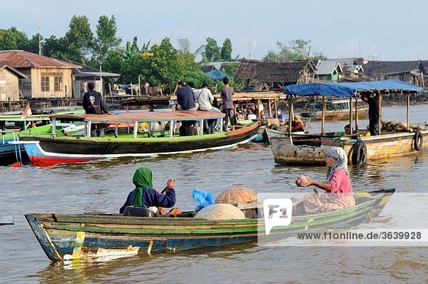 Pasar Terapung floating market Kuiin and Barito rivers Banjarmasin Kalimantan Indonesia