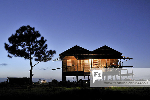 Stelzenhaus in Bilwi im letzten Abendlicht  Nicaragua  Mittelamerika