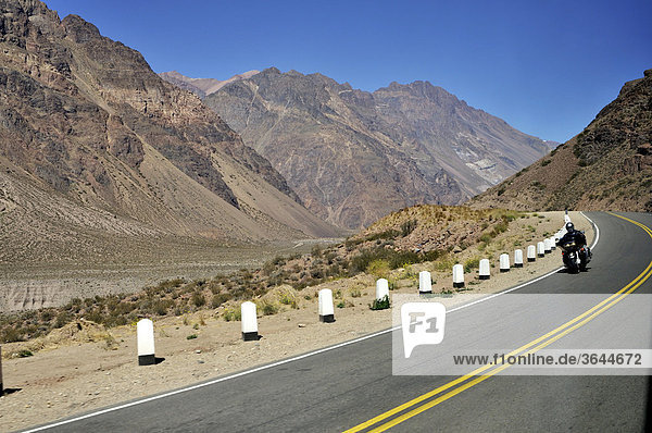 Motorradfahrer in den Anden auf der Bundesstraße RA7 zwischen Mendoza  Argentinien  und Santiago  Chile  Südamerika