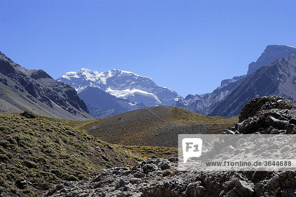 Blick auf den Aconcagua  höchster Berg Südamerikas  6.962 m ü. NN  in den argentinischen Anden  Mendoza  Argentinien  Südamerika