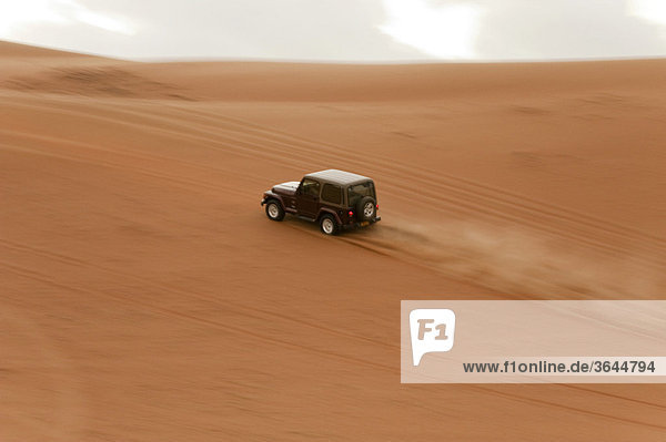 Jeep fährt Düne hoch  Wahiba Sands  Oman  Naher Osten