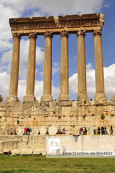 Die sechs erhaltenen Säulen des Jupitertempels oder Großen Tempels  UNESCO-Weltkulturerbe  Baalbek  Beqaa-Ebene  Libanon  Naher Osten  Orient