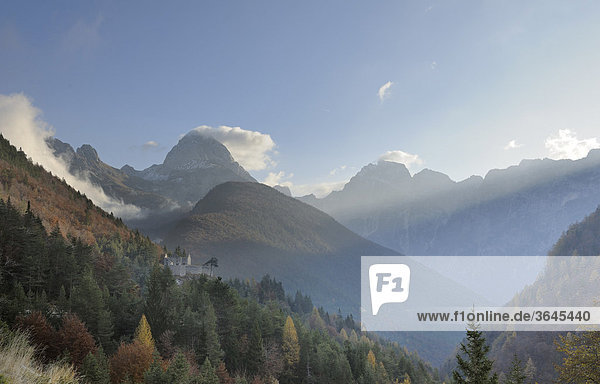 Burgruine und Mangart  2677m  Predil Pass  Triglav Nationalpark  Slowenien  Europa