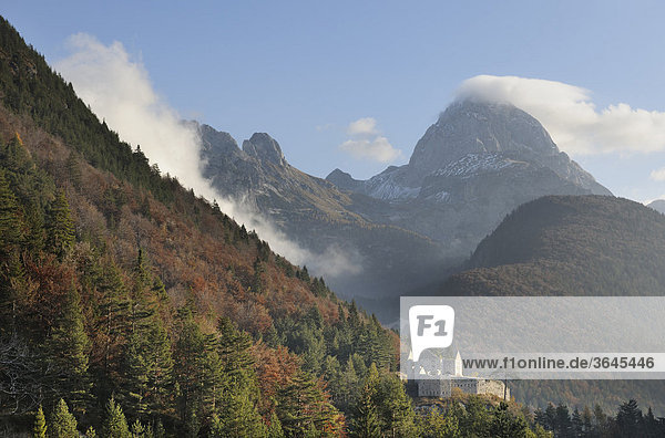 Burgruine und Mangart 2677m Predil Pass Triglav Nationalpark Slowenien Europa