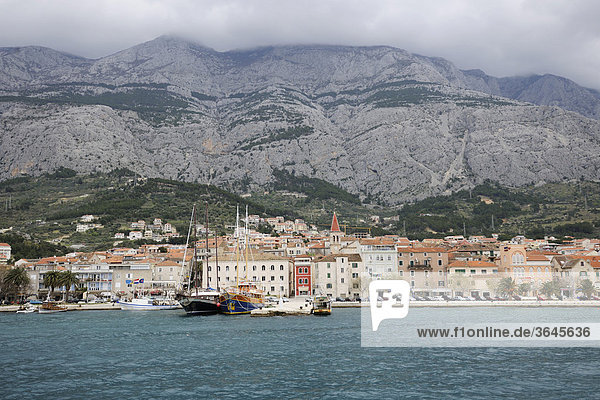 Hafen des Ferienortes Makarska  Kroatien  Europa
