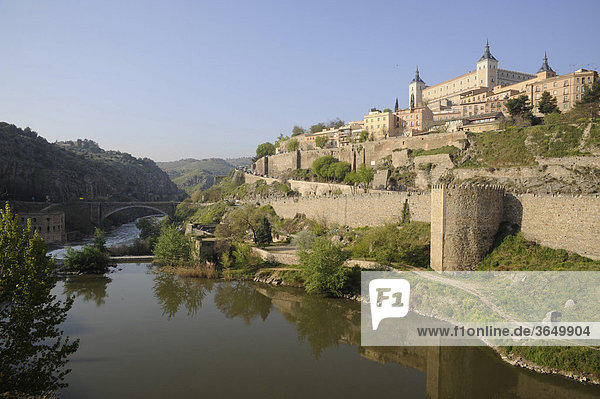Stadtansicht mit Fluss  Toledo  Spanien  Europa