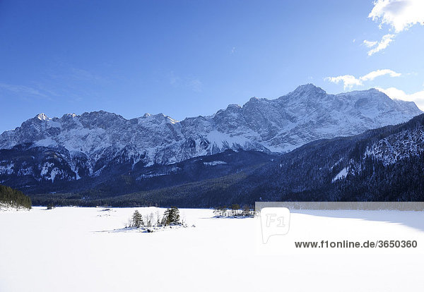 Blick über den zugefrorenen Eibsee auf die Zugspitze  Grainau  Werdenfelser Land  Oberbayern  Bayern  Deutschland  Europa