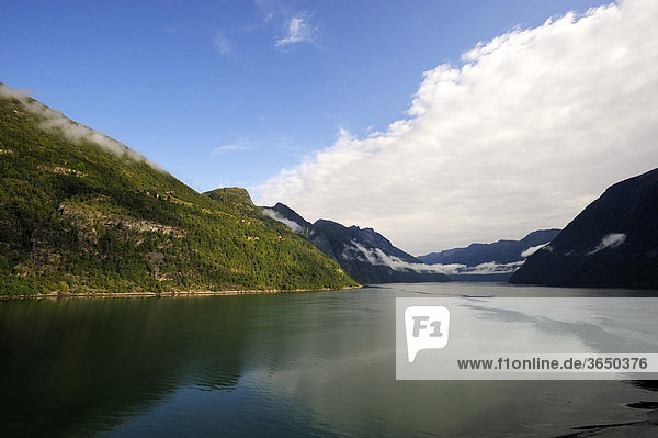 Fjordlandschaft im Geirangerfjord  UNESCO Welterbe  Norwegen  Skandinavien  Nordeuropa