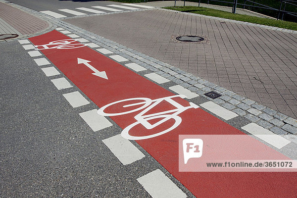 Radweg mit roter Fahrbahnmarkierung