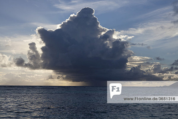 Aufziehende Gewitterwolken  Seychellen  Afrika  Indischer Ozean