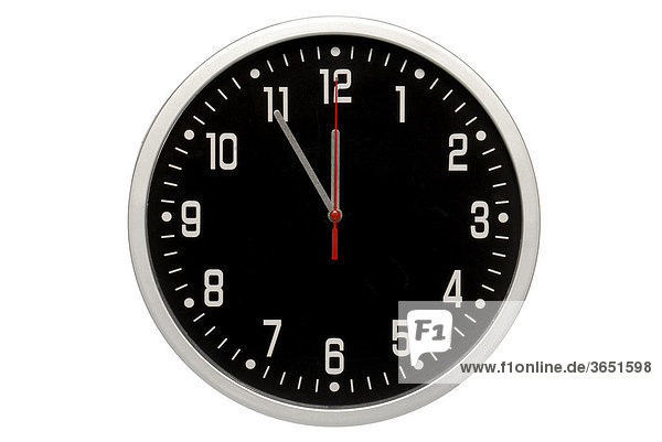 Schwarze Uhr  Zeiger auf fünf vor zwölf  Symbolbild
