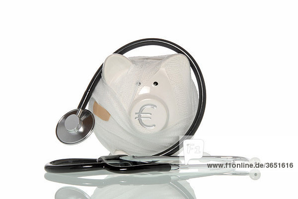 Verbundenes Sparschwein mit Stethoskop  Symbolbild für Krankenkassen in finanzieller Not