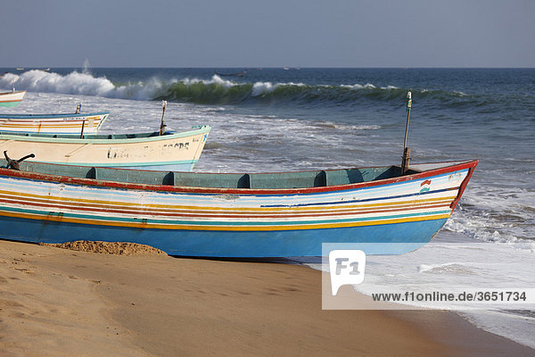 Bunte Fischerboote an Strand  Somatheeram Beach  Malabarküste  Malabar  Kerala  Südindien  Indien  Asien