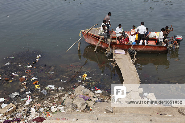 Motorboat used as a ferry  polluted riverbank  Kapila  Kabini  Kabbani River  Nanjangud  Karnataka  South India  India  South Asia  Asia