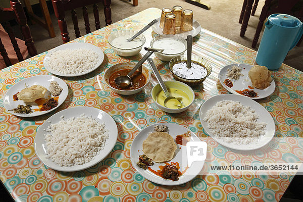Gedeckter Tisch in einfachem Restaurant  Teller mit Reis und verschiedene Soßen  Kallar  Kerala  Südindien  Indien  Südasien  Asien