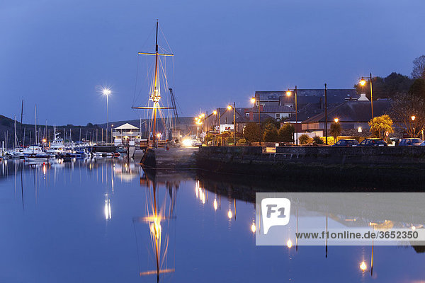 Abend am Hafen  Kinsale  County Cork  Irland  Britische Inseln  Europa