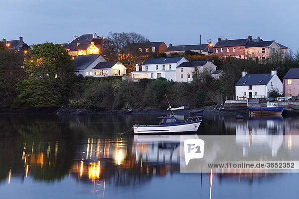 Abend am Hafen  Kinsale  County Cork  Irland  Britische Inseln  Europa