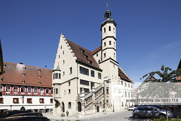 Rathaus mit Freitreppe  Nördlingen  Schwaben  Bayern  Deutschland  Europa
