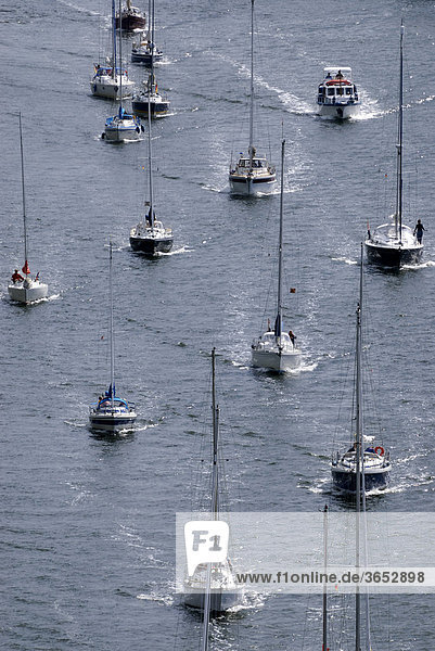 Segelboote  Sportbootverkehr auf dem Nord-Ostsee-Kanal  Schleswig-Holstein  Deutschland  Europa