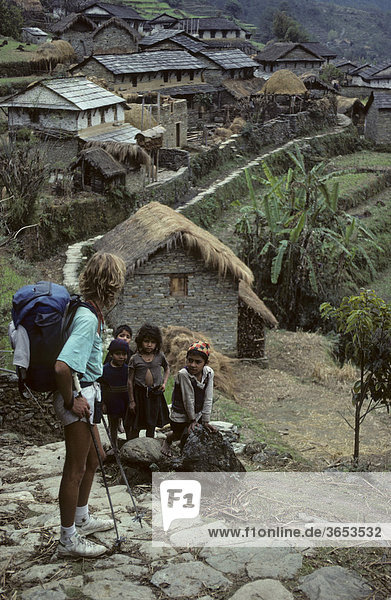 Wanderer mit Kindern in der Nähe von Ghandrung  Annapurna Himal  Nepal  Asien