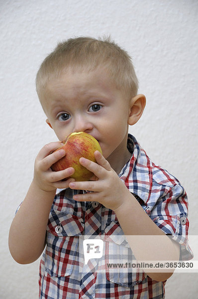 Junge  2 Jahre  mit Apfel