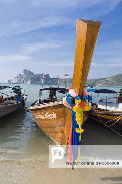 Blumengeschmücktes Fischerboot  Longtailboot  Lo Dalum Bay  Insel Ko Phi Phi  Thailand  Asien