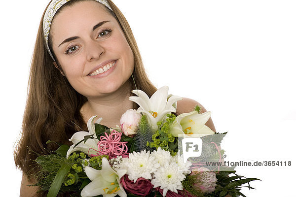 Porträt einer Frau die sich über einen Blumenstrauß freut