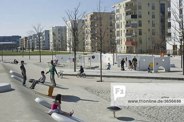 Moderner Wohnungsbau mit Kinderspielanlage  Arnulfpark  München  Bayern  Deutschland  Europa