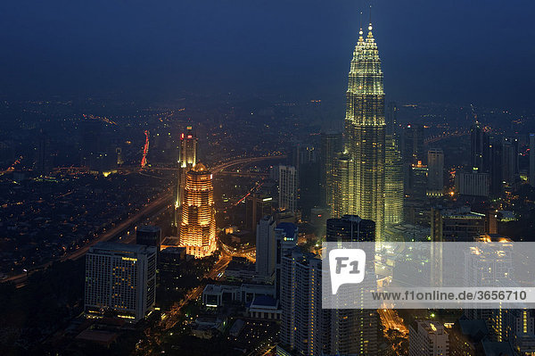 Petronas Towers  Menara Petronas  bei Nacht  gesehen vom KL Tower  Kuala Lumpur  Malaysia  Südostasien