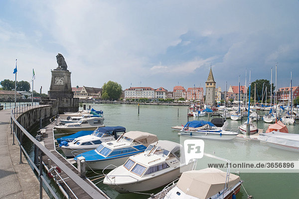 Hafen mit Booten  links Hafeneinfahrt mit Löwe  Lindau am Bodensee  Bayern  Deutschland  Europa