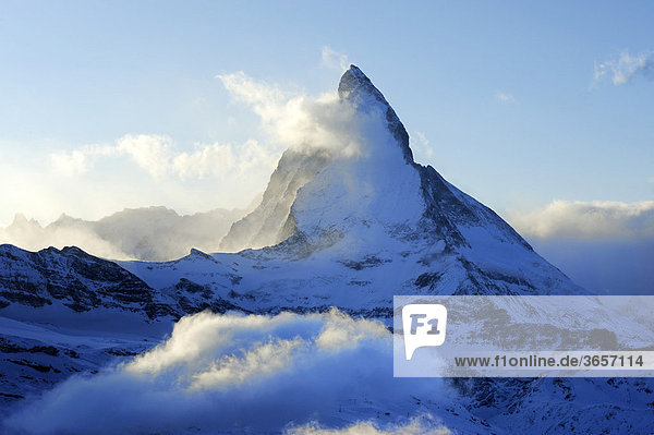 Matterhorn in Wolken verhüllt  Zermatt  Wallis  Schweiz  Europa