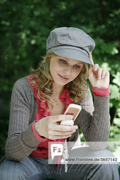 Teenagerin mit Handy
