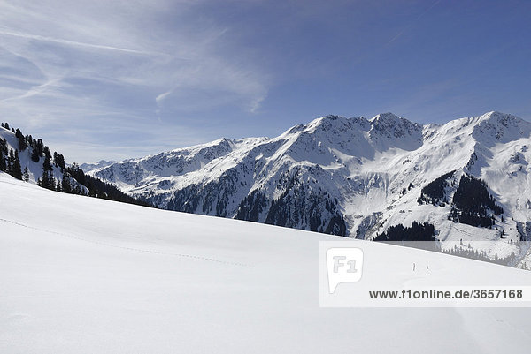 Schneelandschaft mit Gipfelgrat in den Tiroler Alpen  Auffach  Wildschönau  Tirol  Österreich  Europa