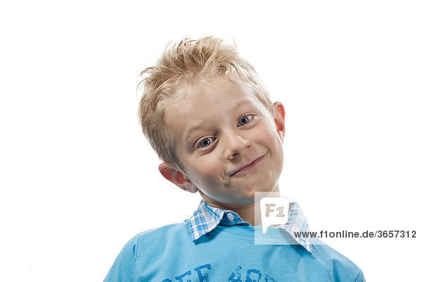 Ein Junge  6 Jahre  Lausbub  lächelnd  verschmitzt  Porträt