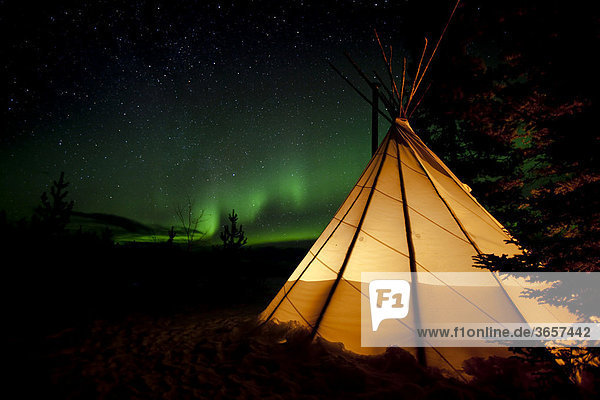 Erleuchtetes Tipi und Nordlicht  Polarlicht  grüne Aurora Borealis in der Nähe von Whitehorse  Yukon Territory  Kanada